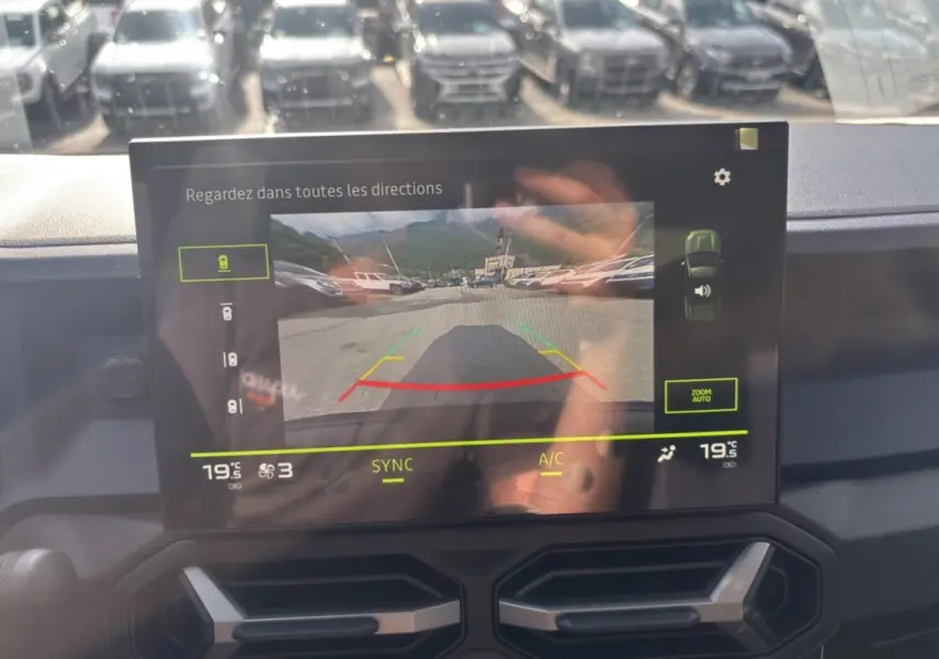 Écran tactile du tableau de bord du Dacia Bigster Hybrid-G 150 montrant la caméra multiview en marche.