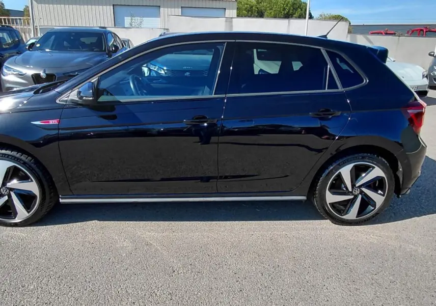 Volkswagen Polo 2.0 TSI GTI noire vue de profil côté gauche, avec jantes alliage 17 pouces et badge GTI rouge.