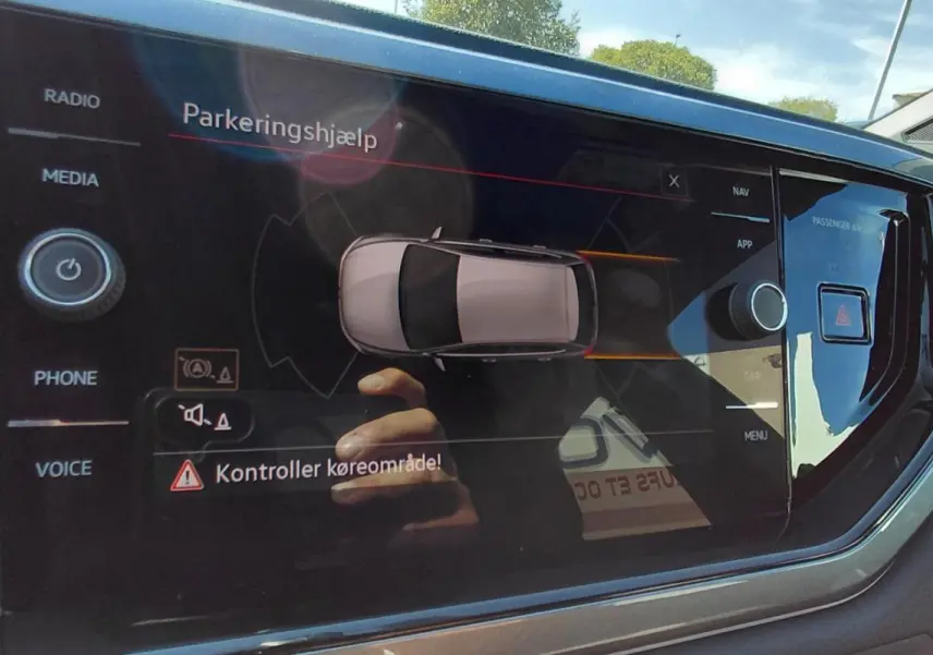 Écran tactile du système multimédia de la Volkswagen Polo GTI 2024 avec affichage de l'aide au stationnement.