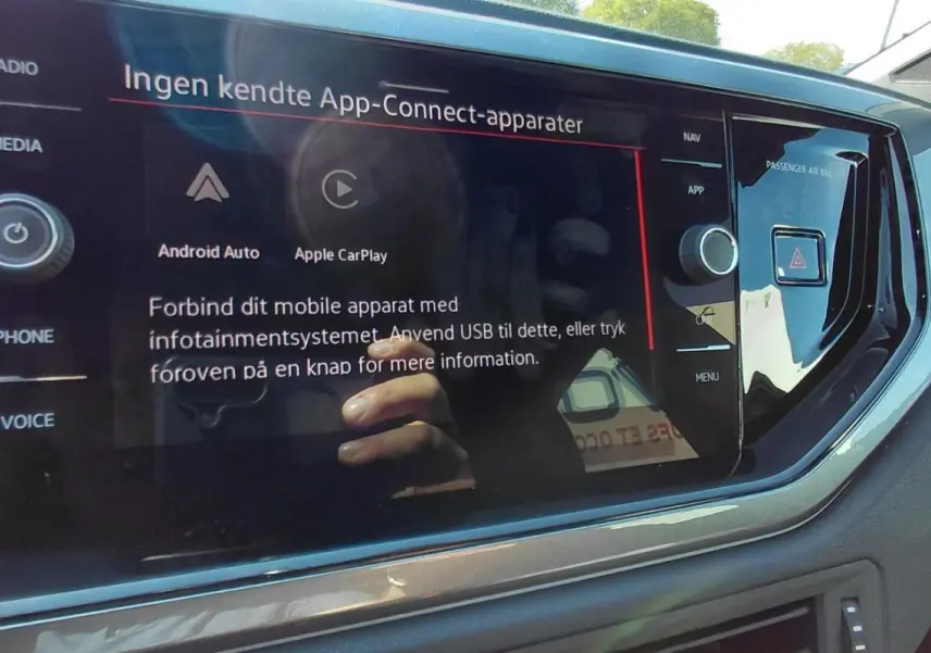 Vue rapprochée de l'écran tactile du tableau de bord du Volkswagen Polo GTI 2024 noir avec interface Android Auto et Apple CarPlay.