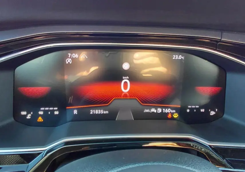 Vue rapprochée du cockpit numérique de la Volkswagen Polo GTI 2024 avec affichage digital rouge et noir.