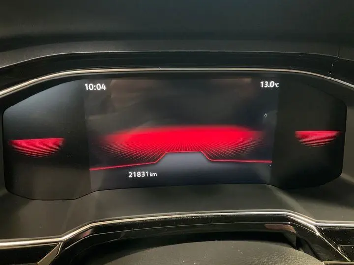 Vue rapprochée du cockpit numérique rouge et noir du Volkswagen Polo GTI 2024 affichant 21 831 km et température extérieure.