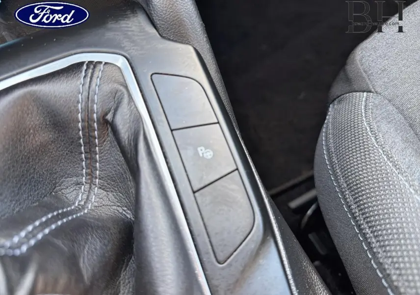 Gros plan sur la console centrale d’une Ford Focus 2022, montrant le soufflet de levier de vitesse cuir et boutons de parking.