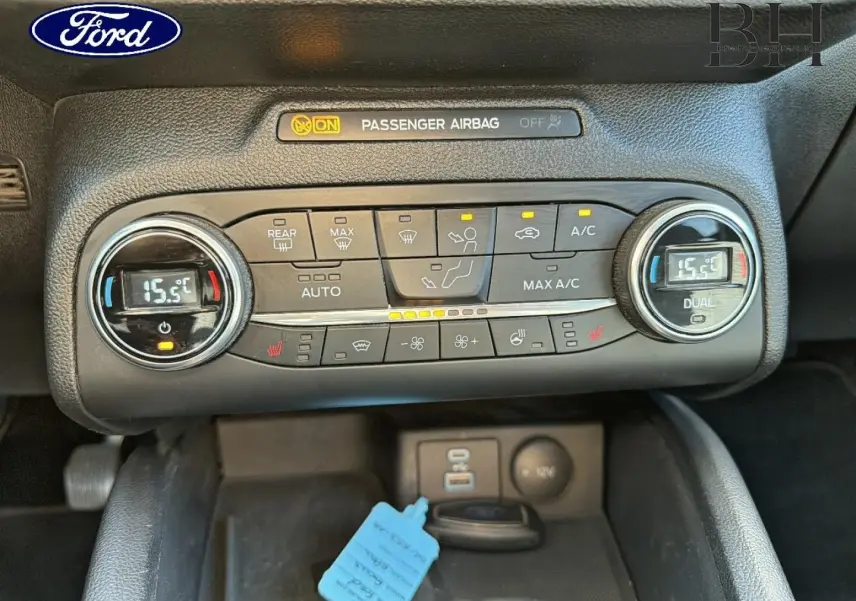 Gros plan sur la console centrale de la Ford Focus 2022, montrant la climatisation bi-zone et les commandes de chauffage.