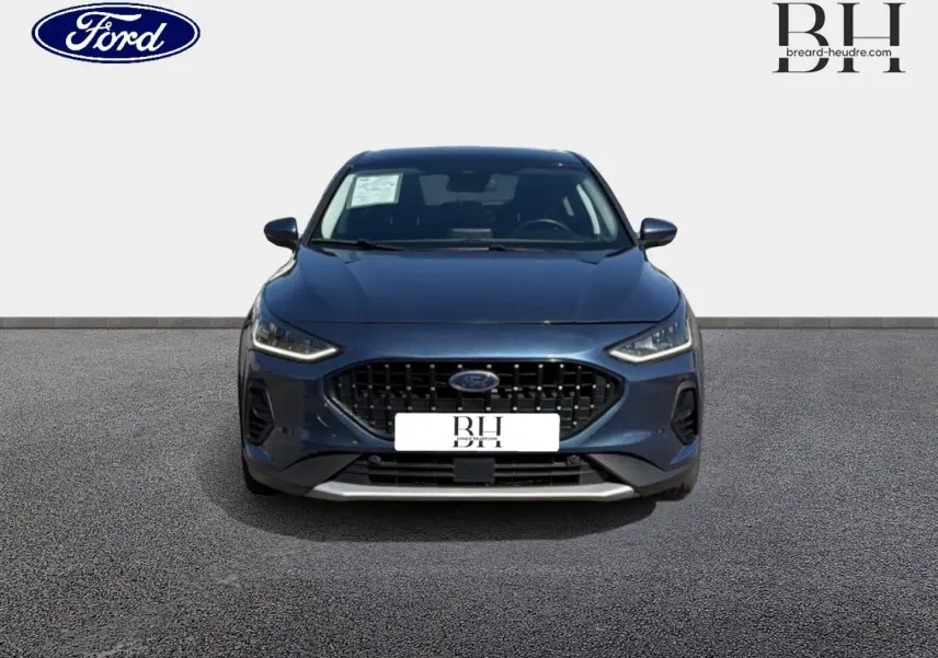 Vue frontale d'une Ford Focus 1.0 Flexifuel 2022 en bleu azur métallisé avec calandre noire et phares LED.
