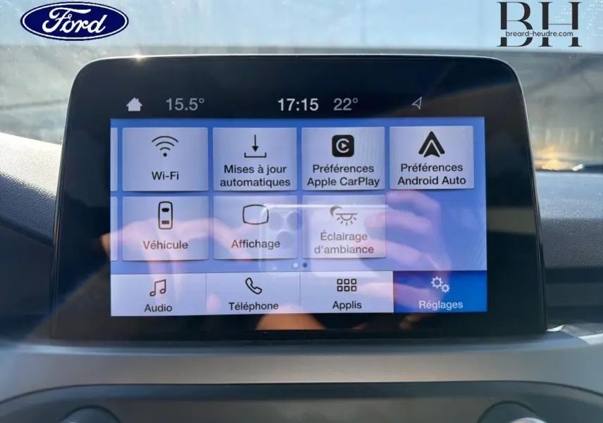 Écran tactile central de la Ford Focus 2022 affichant les réglages connectivité et ambiance intérieure.