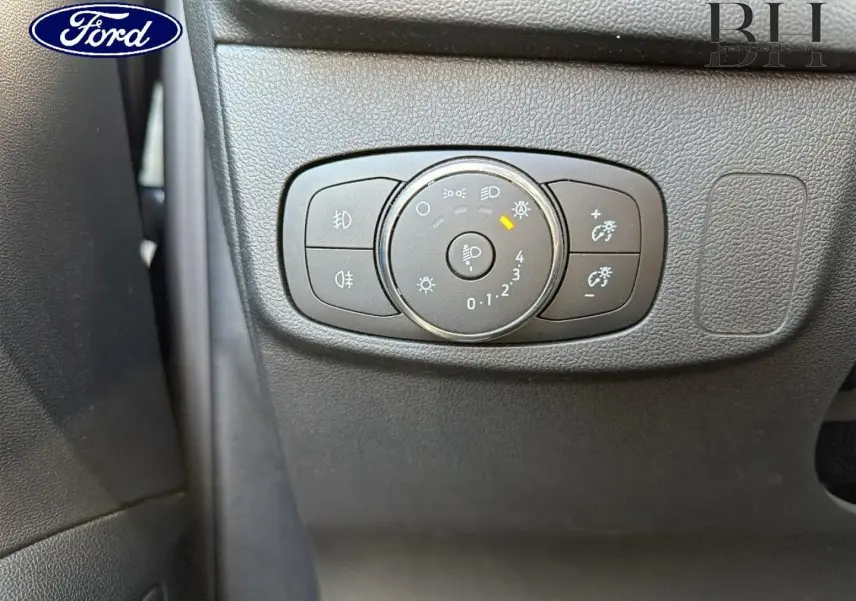 Gros plan sur le panneau de commande d’éclairage intérieur d’une Ford Focus bleu azur métallisé, côté gauche.