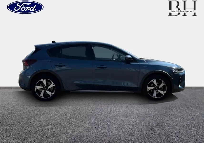 Ford Focus 1.0 Flexifuel 125ch Active Style bleu azur métallisé vue de profil côté gauche sur fond neutre.