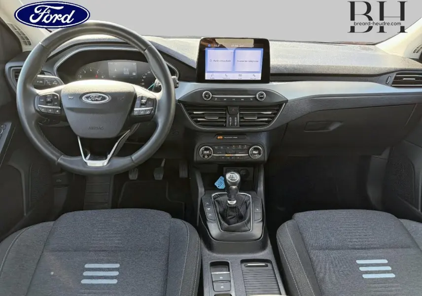 Vue intérieure avant de la Ford Focus 1.0 Flexifuel 2022, tableau de bord, volant cuir multifonction et levier de vitesses manuel.