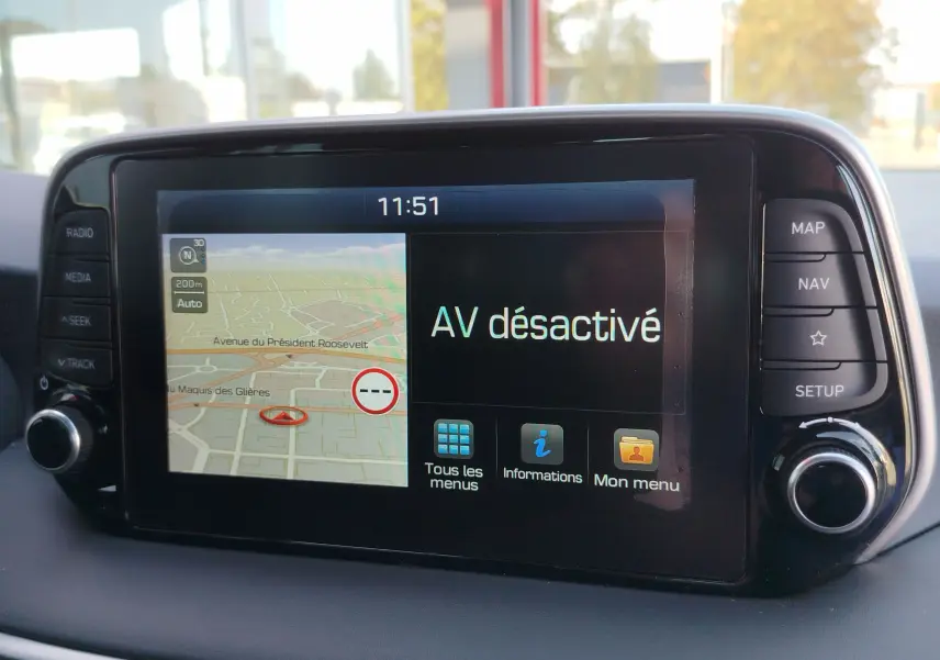 Écran tactile central du Hyundai Tucson 2019 affichant la navigation et le message "AV désactivé" en intérieur.