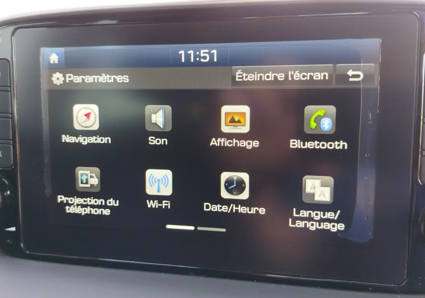 Écran tactile du système multimédia du Hyundai Tucson 2019 affichant les paramètres de navigation, son, affichage, Bluetooth, Wi-Fi et langue.