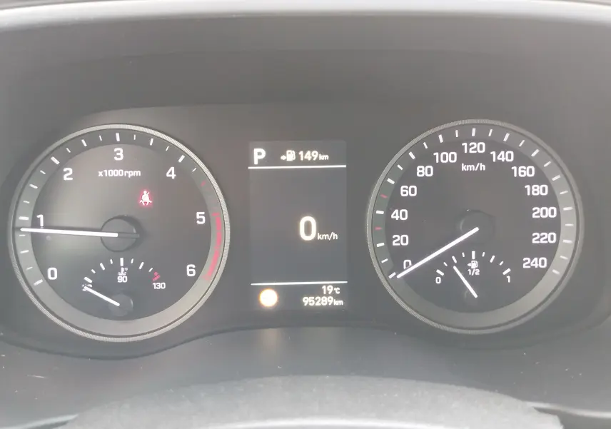 Vue du tableau de bord du Hyundai Tucson 2019, affichant compte-tours, vitesse, température et niveau de carburant.