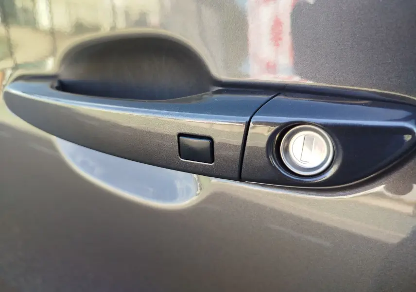 Poignée de porte côté gauche gris Micron du Hyundai Tucson 2019 avec serrure intégrée et bouton de déverrouillage.