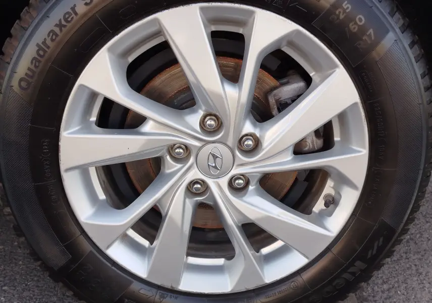Gros plan sur la jante alliage argentée du Hyundai Tucson 2019 avec logo Hyundai au centre et pneu noir marqué Quadrarxer.