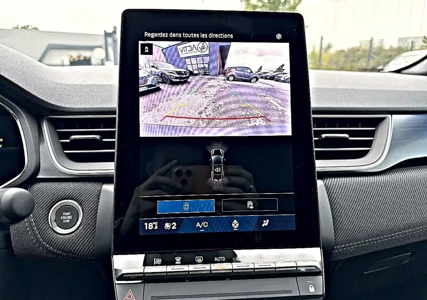 Écran tactile central affichant la caméra de recul dans l’habitacle du Renault Symbioz bleu iron, vue de face.