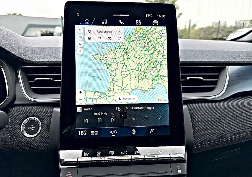 Vue rapprochée de l’écran tactile central affichant la navigation GPS dans l’habitacle du Renault Symbioz 2026.