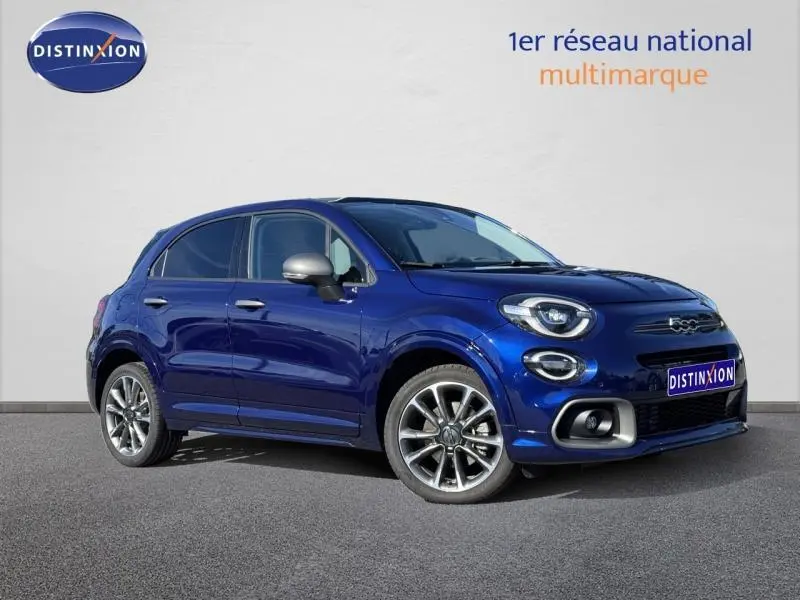 Vue 3/4 avant droit d'une FIAT 500X bleu profond avec jantes alliage et rétroviseurs argentés.