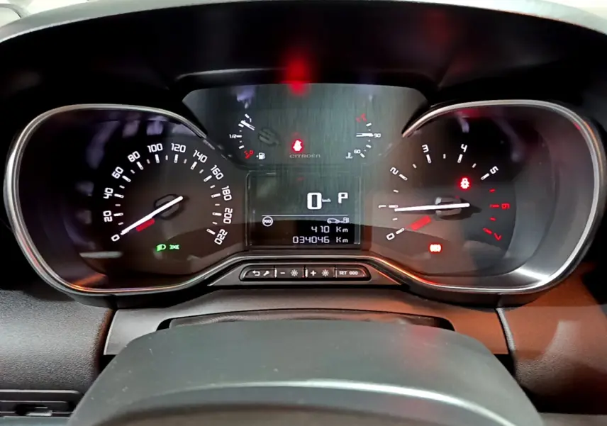 Tableau de bord du Citroën C3 Aircross PureTech 110 2019, affichage numérique et compteurs analogiques vus de face.