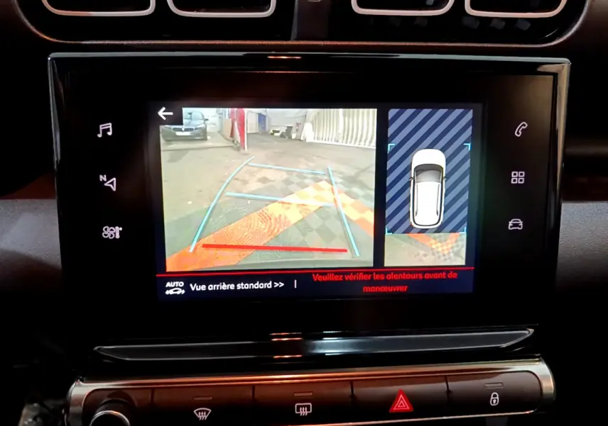 Écran tactile intérieur du Citroën C3 Aircross noir montrant la caméra de recul et l'aide au stationnement.