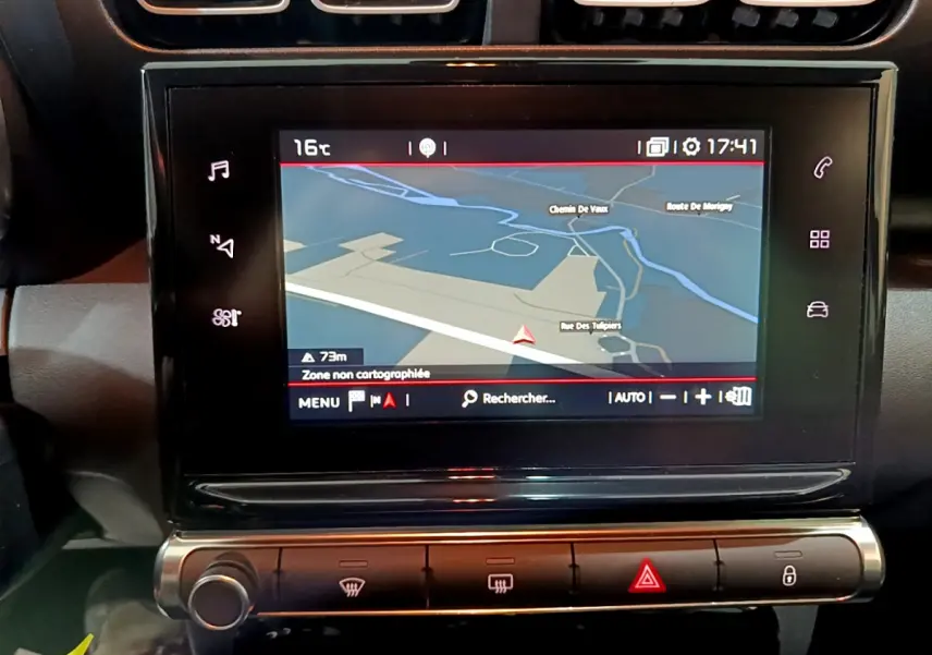 Écran tactile central affichant la navigation du Citroën C3 Aircross PureTech 110 noir, vue rapprochée intérieure.