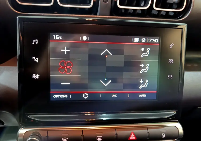 Écran tactile central affichant la climatisation sur le tableau de bord noir du Citroën C3 Aircross 2019.