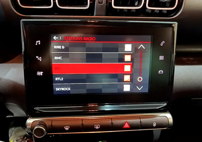 Écran tactile central affichant les stations radio dans l'habitacle noir du Citroën C3 Aircross PureTech 2019.