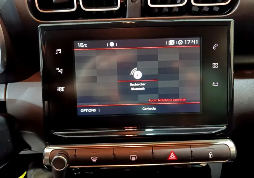Écran tactile central affichant la recherche Bluetooth dans le tableau de bord du Citroën C3 Aircross noir.
