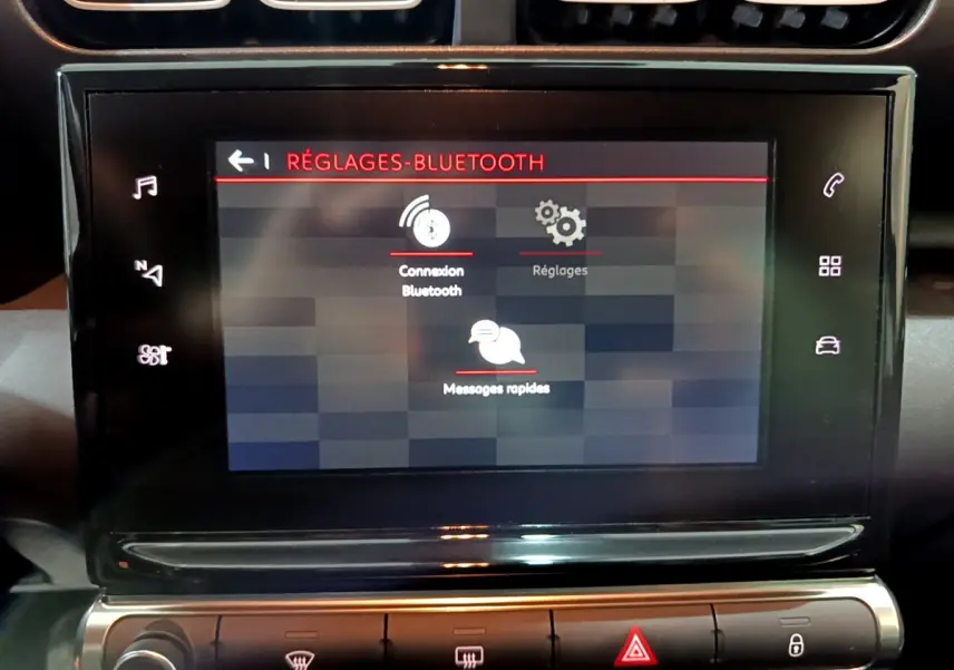 Écran tactile central affichant les réglages Bluetooth dans l'habitacle du Citroën C3 Aircross noir, vue frontale rapprochée.