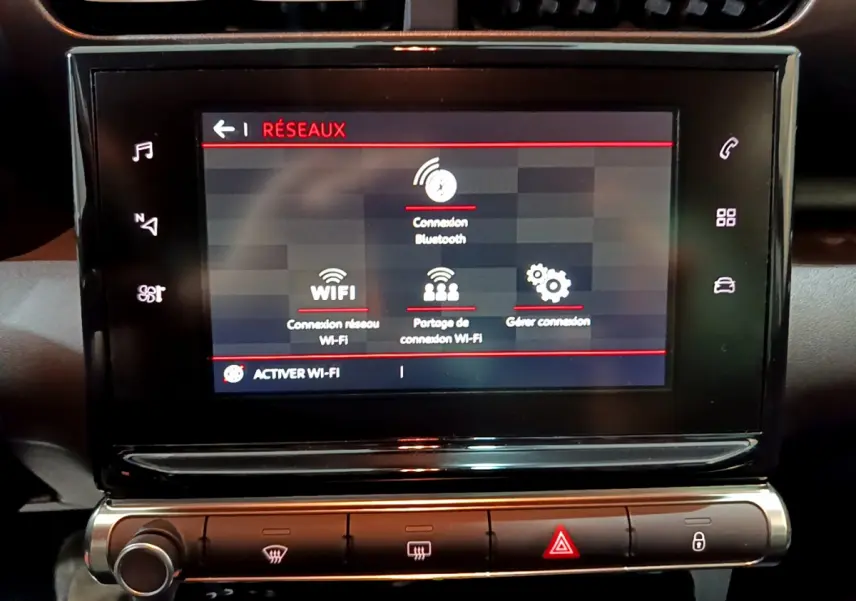 Écran tactile central affichant les options réseau dans l'habitacle du Citroën C3 Aircross noir de 2019.