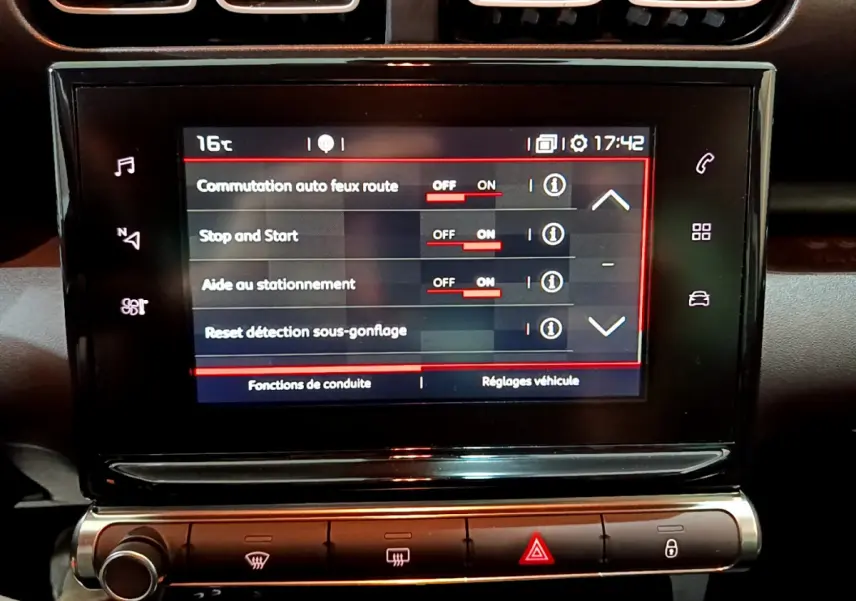 Écran tactile central affichant les réglages de conduite du Citroën C3 Aircross noir, vue intérieure rapprochée.