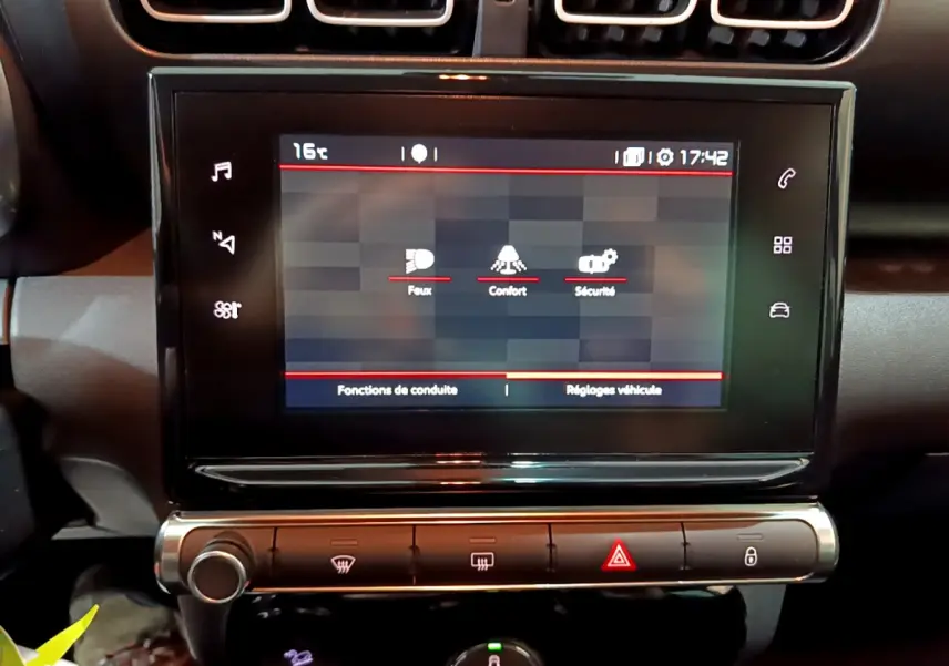 Écran tactile central de la Citroën C3 Aircross noir 2019 affichant les réglages de conduite et sécurité.