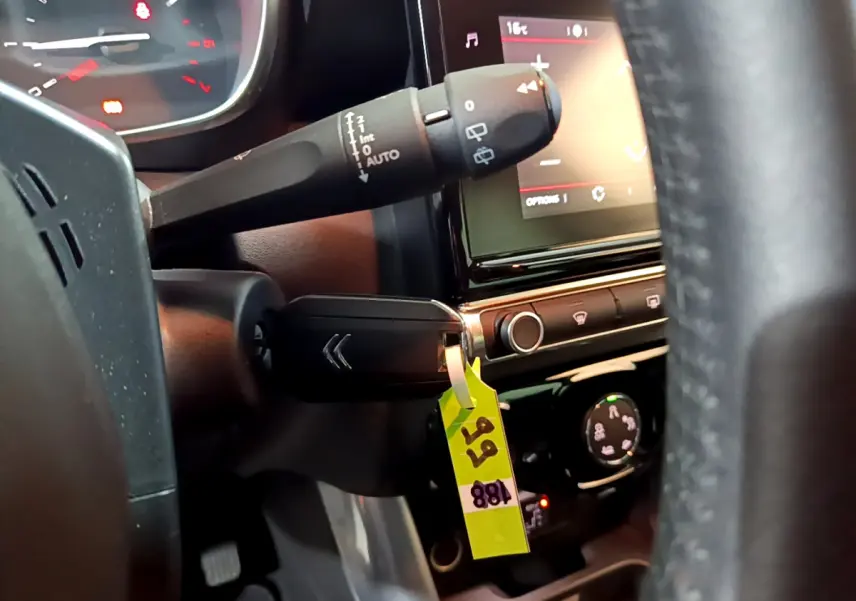 Gros plan sur la commande d’essuie-glace et l’écran tactile du tableau de bord d’un Citroën C3 Aircross noir de 2019.