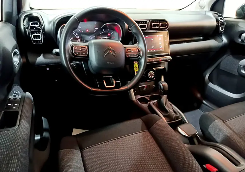 Intérieur noir du Citroën C3 Aircross 2019 vu de face, volant cuir multifonctions et écran tactile central.
