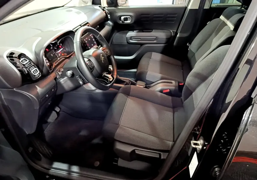 Intérieur avant droit du Citroën C3 Aircross noir 2019, avec tableau de bord moderne et sièges tissu gris.