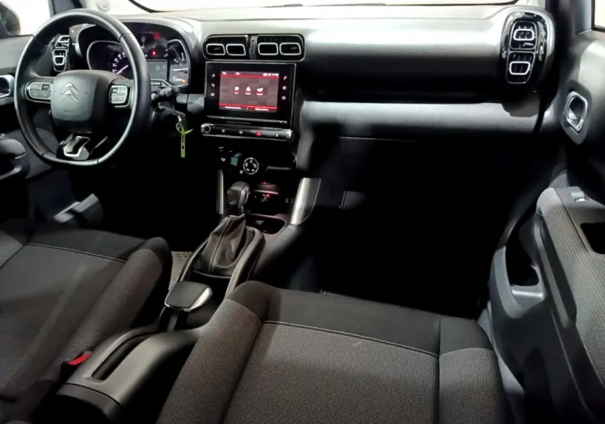 Intérieur noir du Citroën C3 Aircross 2019 vu côté passager, avec tableau de bord et écran tactile central visible.