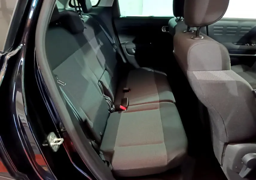 Vue intérieure côté gauche montrant la banquette arrière noire du Citroën C3 Aircross PureTech 110 Shine 2019.