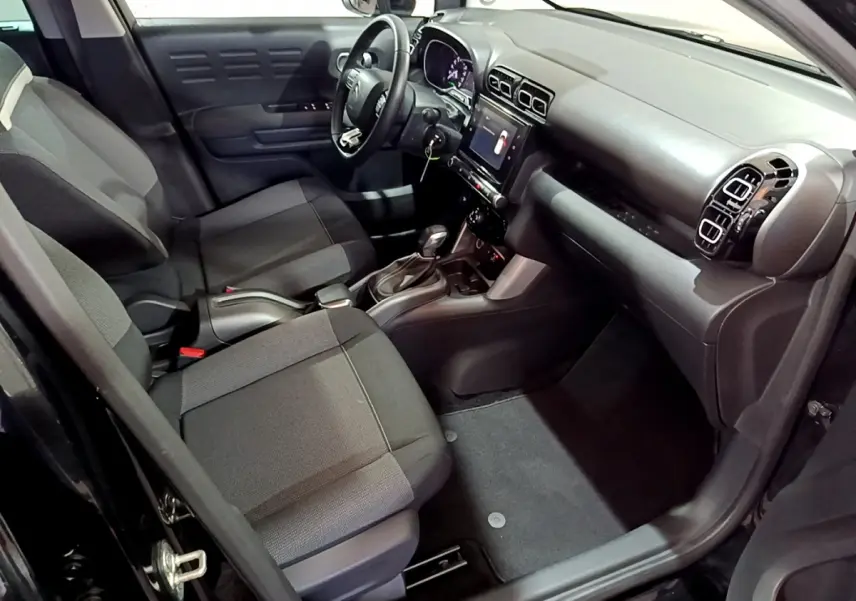 Intérieur noir du Citroën C3 Aircross 2019 vu côté conducteur, avec tableau de bord et écran tactile central.