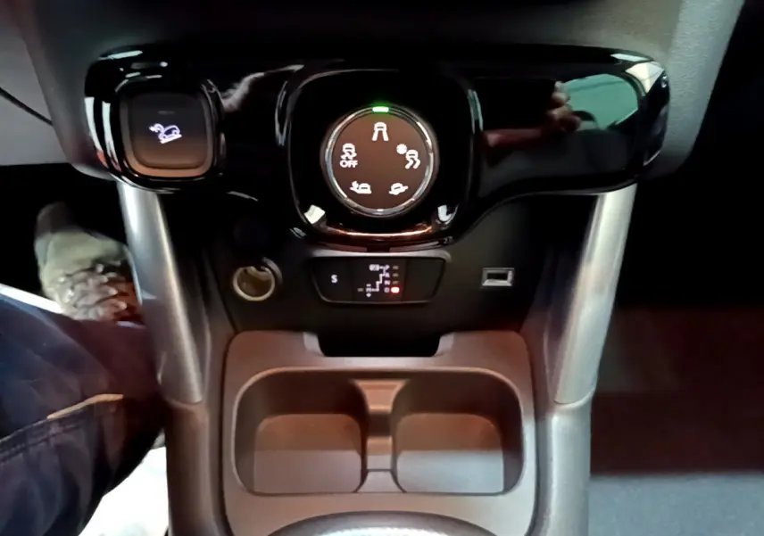 Gros plan sur la console centrale du Citroën C3 Aircross noir, montrant les commandes de traction et le porte-gobelets.