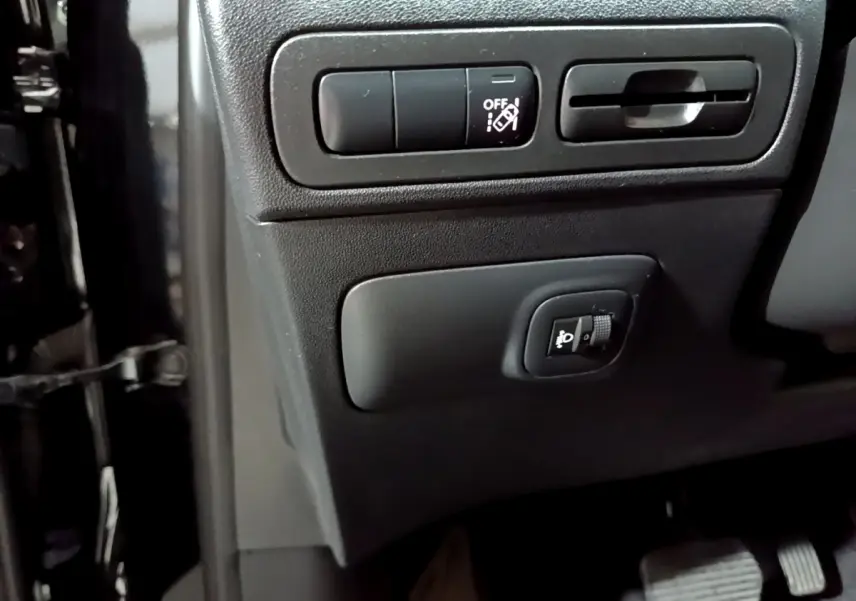 Détail des commandes d'éclairage et sécurité côté gauche du tableau de bord noir du Citroën C3 Aircross 2019.