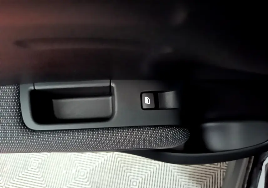 Poignée intérieure et bouton de verrouillage de porte côté gauche d'une Citroën C3 Aircross noire, finition Shine.