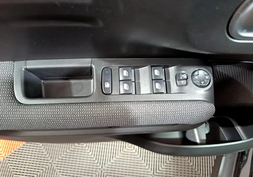 Détail des commandes de lève-vitres et réglage des rétroviseurs sur la porte côté conducteur d'une Citroën C3 Aircross noire.