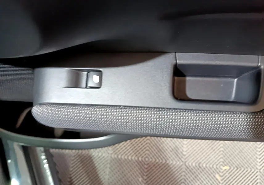 Détail de la commande de lève-vitre sur la porte côté conducteur d’un Citroën C3 Aircross noir.