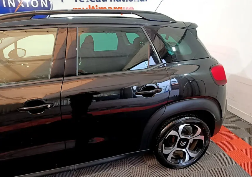 Vue latérale côté droit d'un Citroën C3 Aircross noir, mettant en valeur les portes arrière et la roue arrière.
