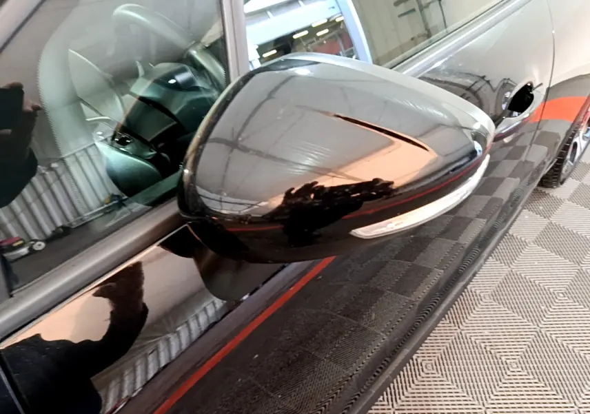 Rétroviseur noir côté gauche d'une Citroën C3 Aircross 2019 avec clignotant intégré, vue rapprochée en angle oblique.