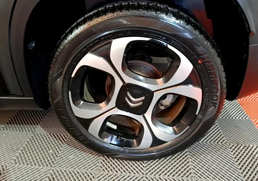 Gros plan sur la jante avant droite noire et argentée du Citroën C3 Aircross PureTech 110 Shine 2019.