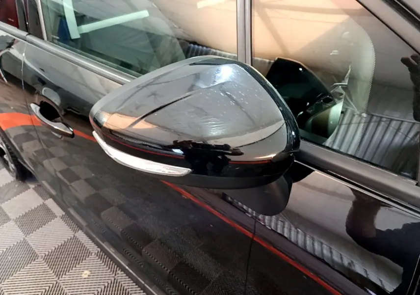 Rétroviseur côté gauche noir brillant avec clignotant intégré sur Citroën C3 Aircross PureTech 2019.