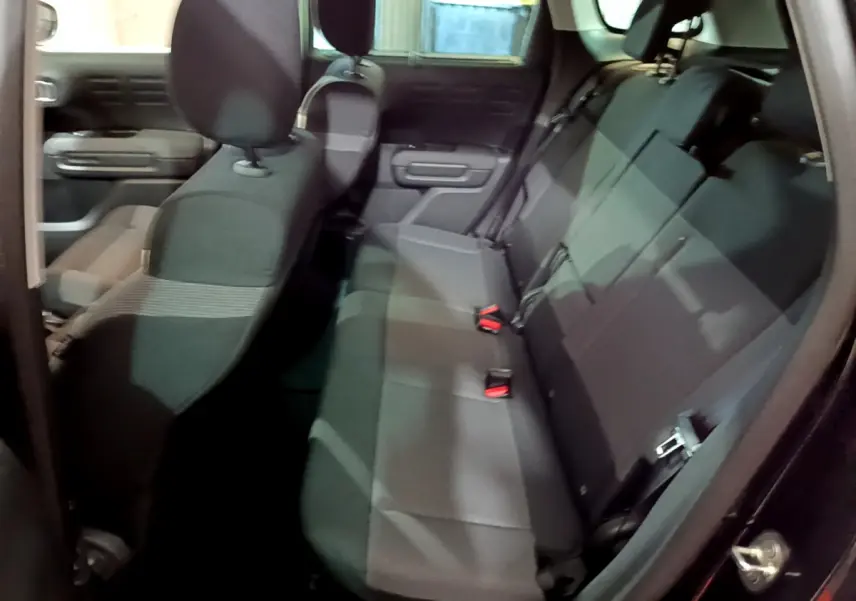 Vue intérieure côté droit montrant la banquette arrière noire du Citroën C3 Aircross 2019 avec appuie-têtes et ceintures visibles.
