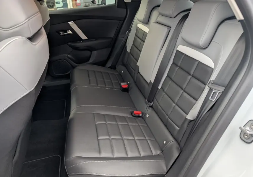 Vue intérieure côté droit sur la banquette arrière gris foncé et clair de la Citroën C4 blanche 2025.