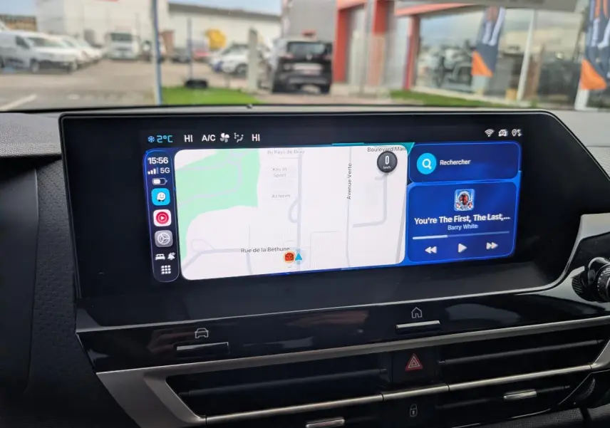 Écran tactile central affichant la navigation et la musique dans l'habitacle d'une Citroën C4 blanche 2025.