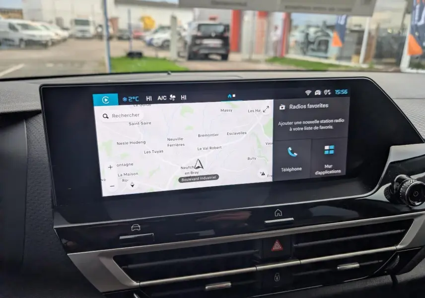 Écran tactile central du tableau de bord de la Citroën C4 2025 avec navigation et commandes digitales visibles